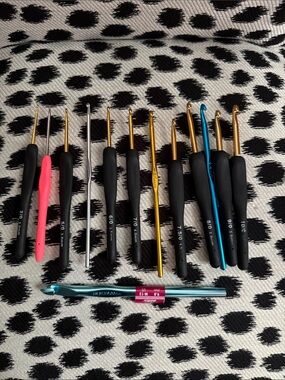Mixed Crochet Hook Set - Assorted Metal and Ergonomic Handles 13 pieces